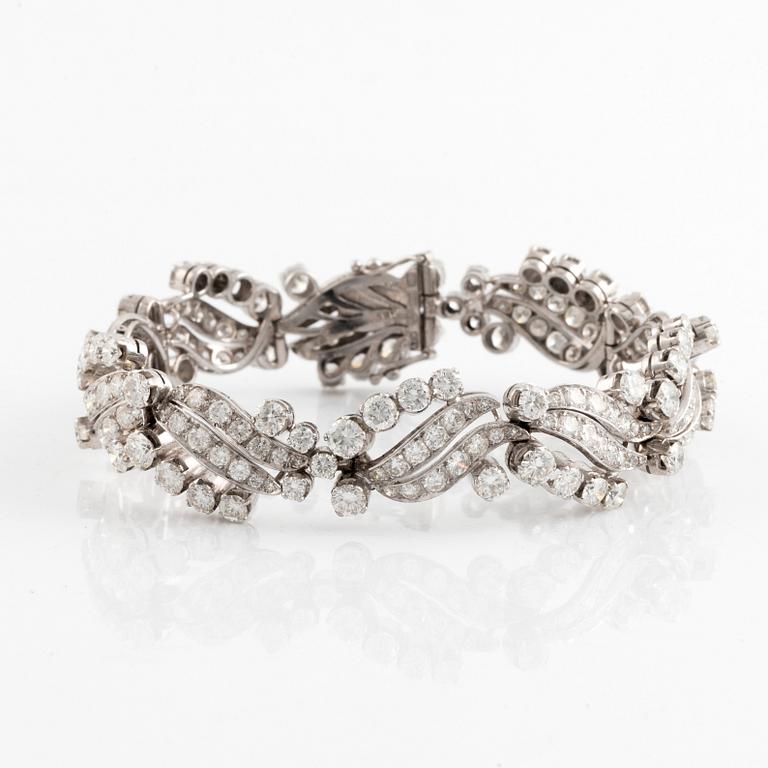 An 18K white gold bracelet set with round brilliant-cut diamonds.