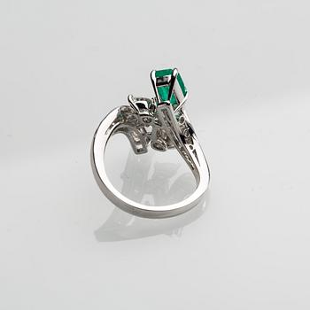 RING, 18 k vitguld med smaragd ca 0.80 ct samt diamanter totalt ca 2.00 ct. Vikt ca 6 g.