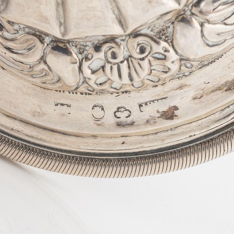 Bordspingla, sockerskrin samt två gräddkannor, silver, bl a London 1811.