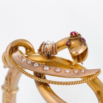 Armring i form av en orm 14K guld med en rosenslipad diamant, pärlor, cabochonslipad rubin och en röd sten.