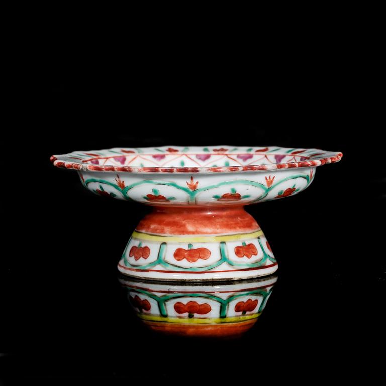 FAT PÅ FOT, porslin, Kina, 1900-tal.