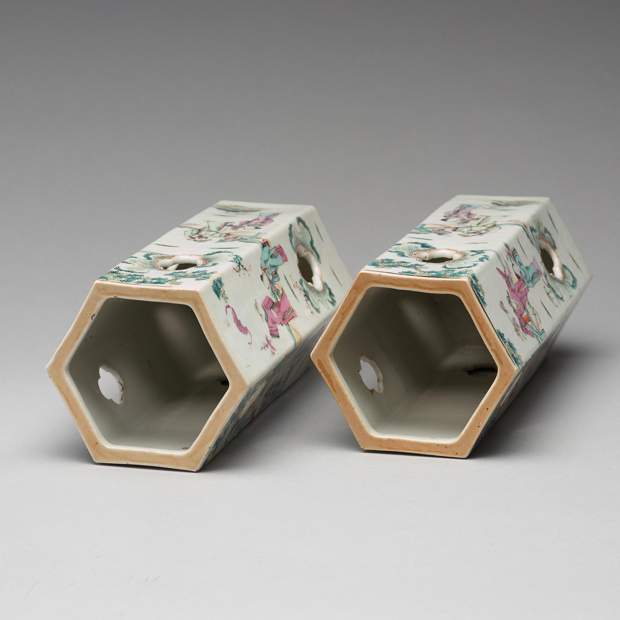 LYKTOR/PERUKSTOCKAR, två stycken, porslin. Qing dynastin, sent 1800-tal.