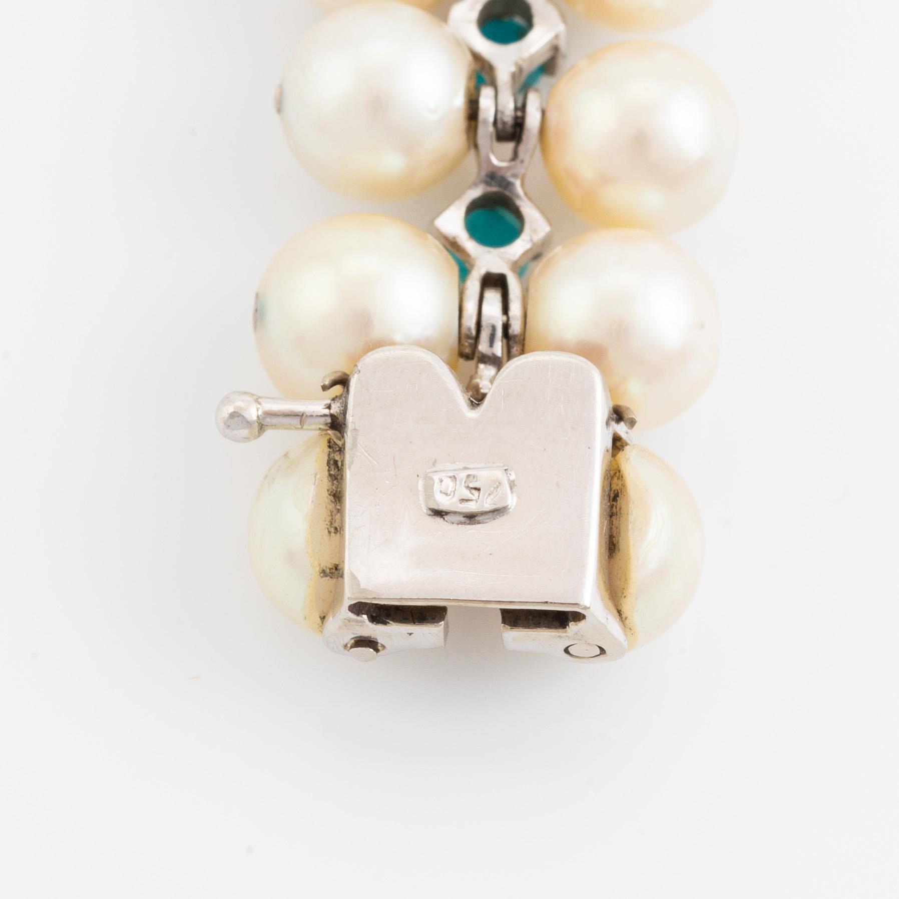 An 18K gold and cultured pearl bracelet.
