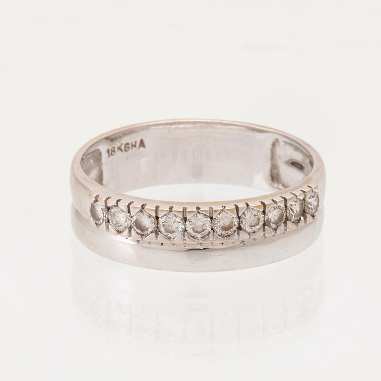 An 18K white gold ring set with round brilliant-cut diamonds.