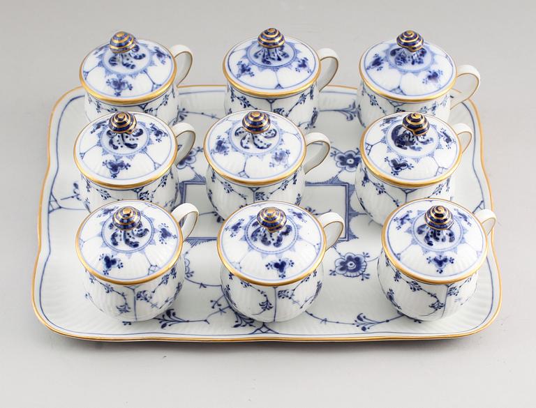 CREMEKOPPAR OCH BRICKA, 10 delar, porslin, "Musselmalet",  Royal Copenhagen.