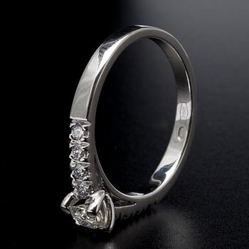 RING, vitguld 18K, briljantslipade diamanter, mittsten 0,30 ct, sidostenar tot. 0,16 ct. Vikt 5,1 g. Intyg.