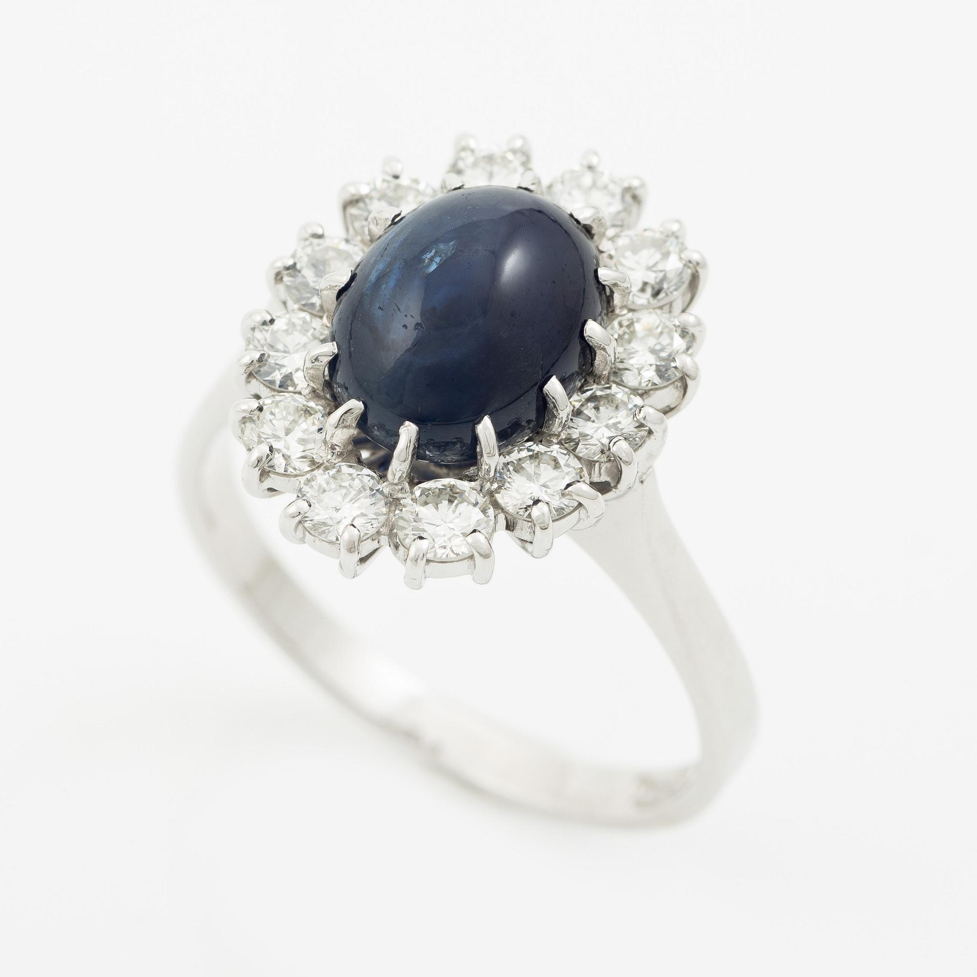 Ring in 18K white gold with a cabochon-cut sapphire and brilliant-cut diamonds.