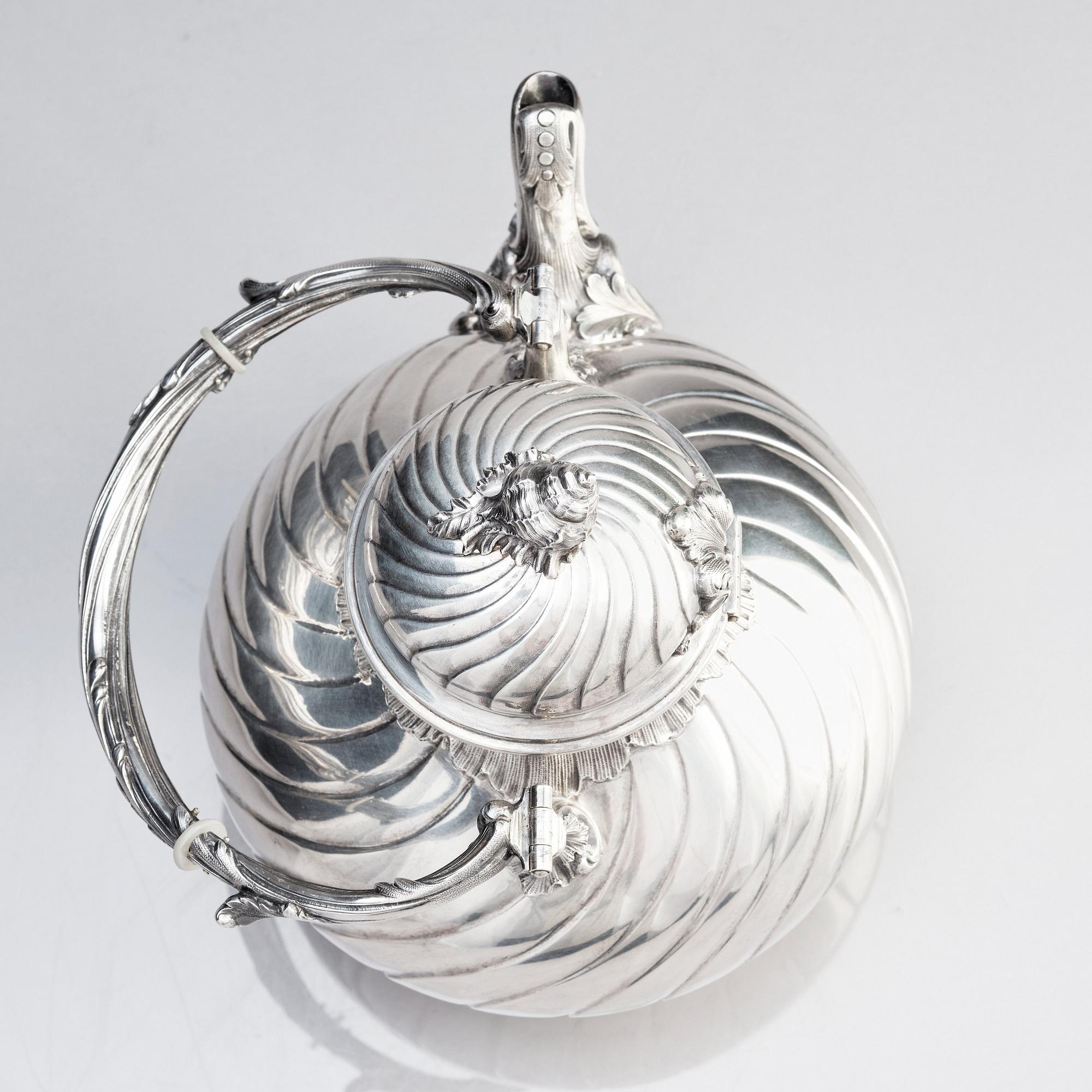 Gustaf Möllenborg (Carl Teodor Feron), tekanna på rechaud, silver, Stockholm 1885. Nyrokoko.