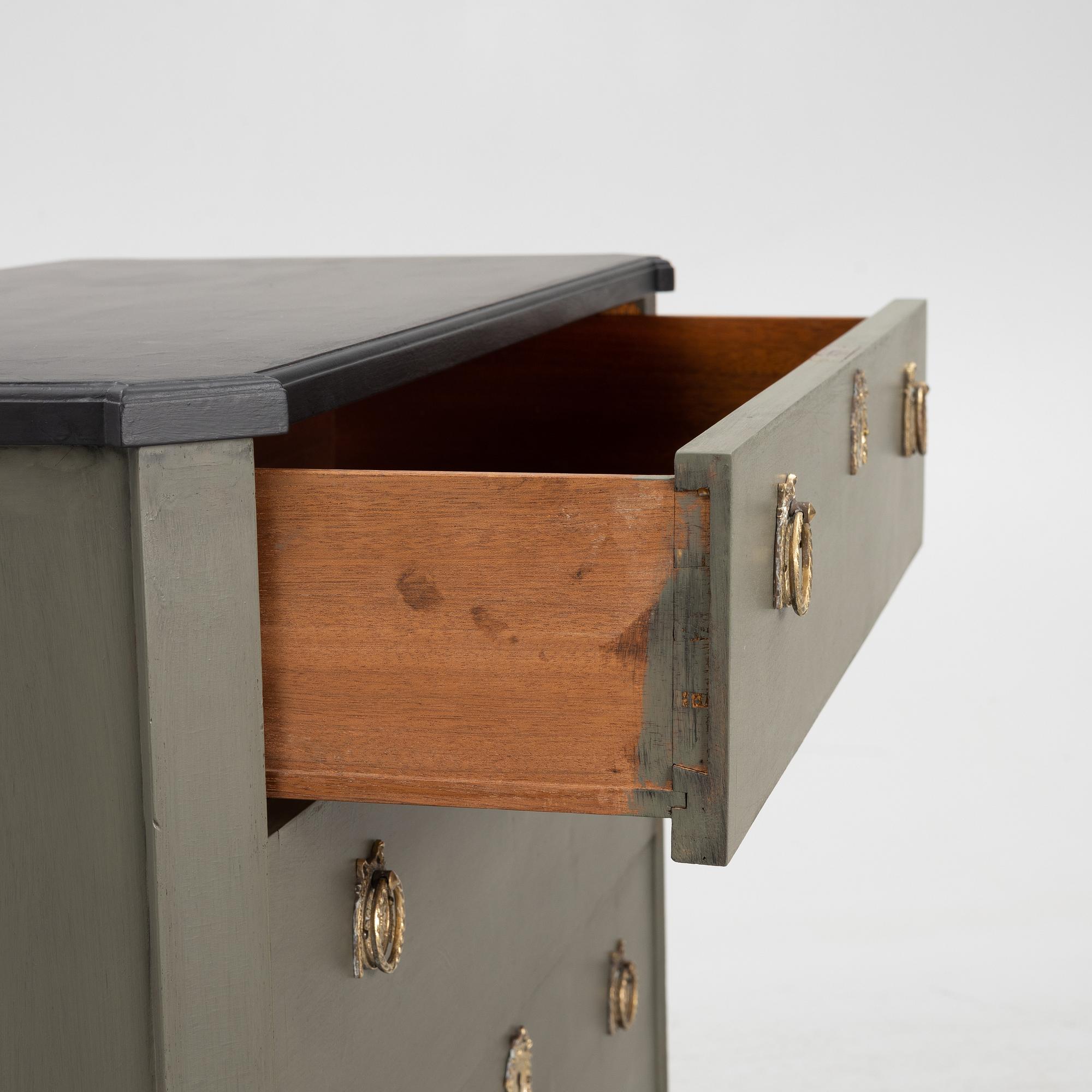 A chest of drawers, Gustavian style, second half of the 20th century.