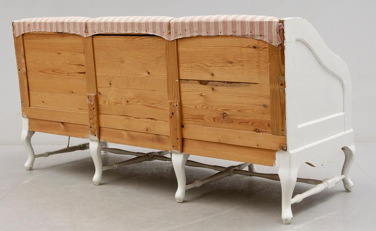 TRÅGSOFFA, rokokostil, omkring sekelskiftet 1900.