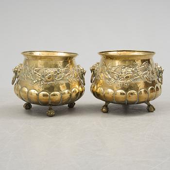 A PAIR OF BRASS FLOWER POTS, Ernest Houbian, Dinant, 19th century.