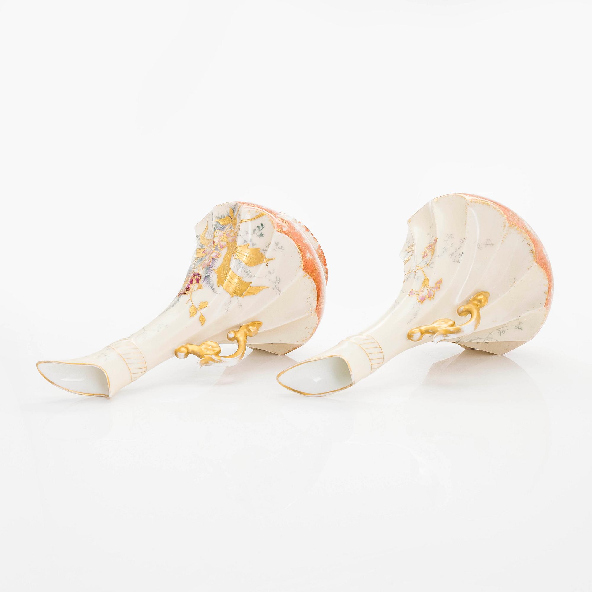 Kannor, ett par, Satsuma, samt urna, Imari, porslin, Japan, 1900-talets början,.