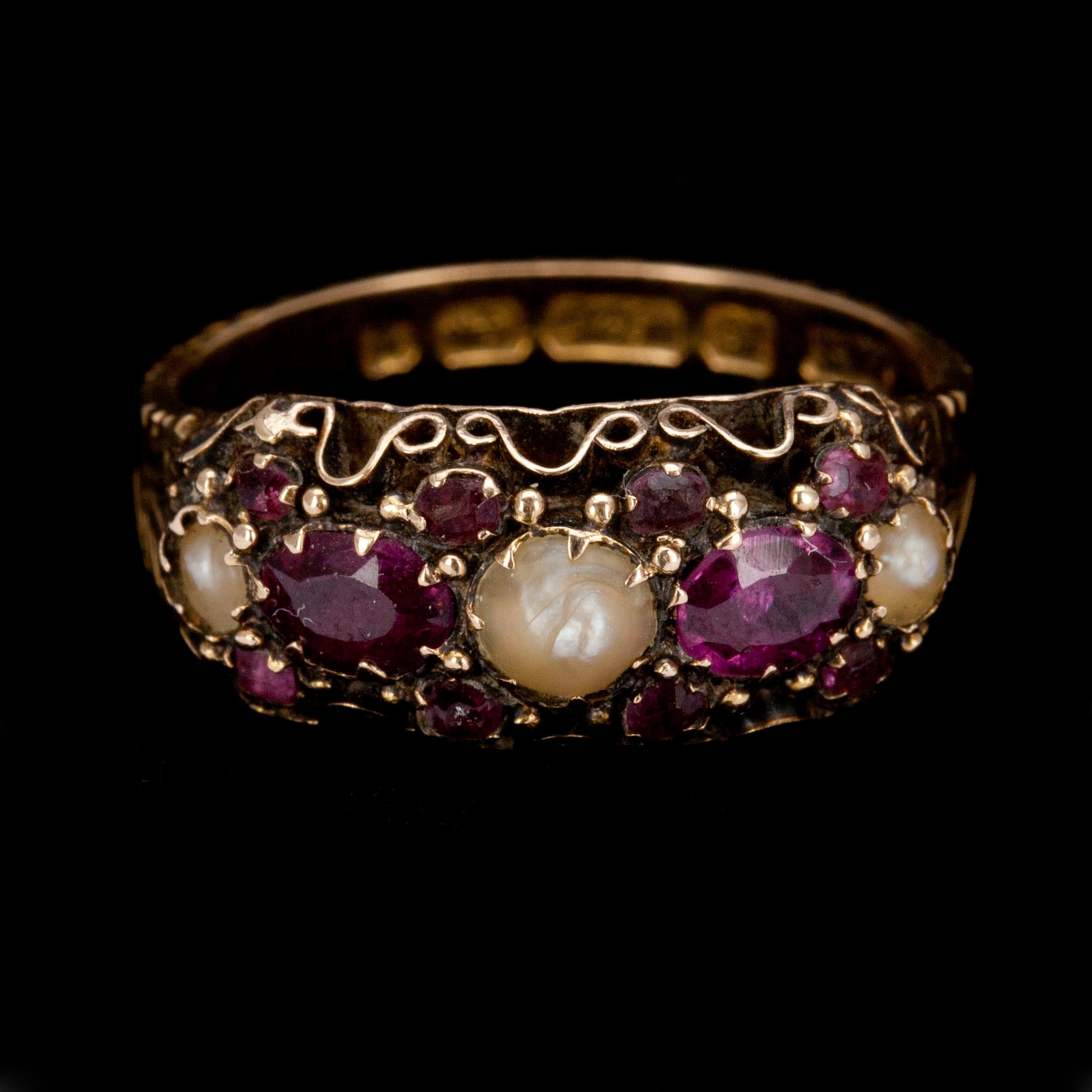 RING, 15 k guld, England, Birmingham 1905. Pärlor och granater, 2,2 g.