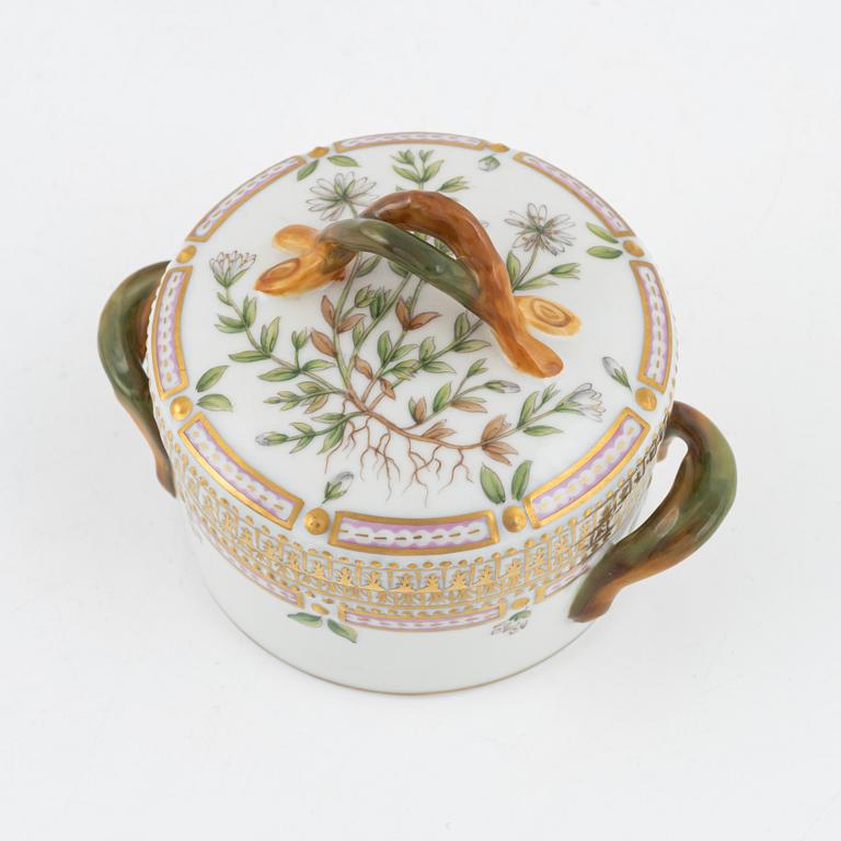 Lockask, porslin. Royal Copenhagen, "Flora Danica", Danmark, 1900-tal.