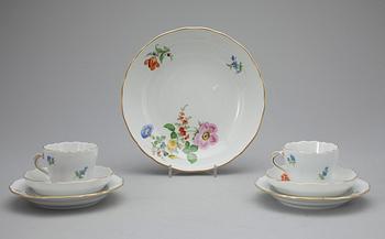 KAFFEKOPPAR MED FAT 2 st SAMT SKÅLFAT, samt FAT, porslin, Meissen, 1900-talets andra hälft.