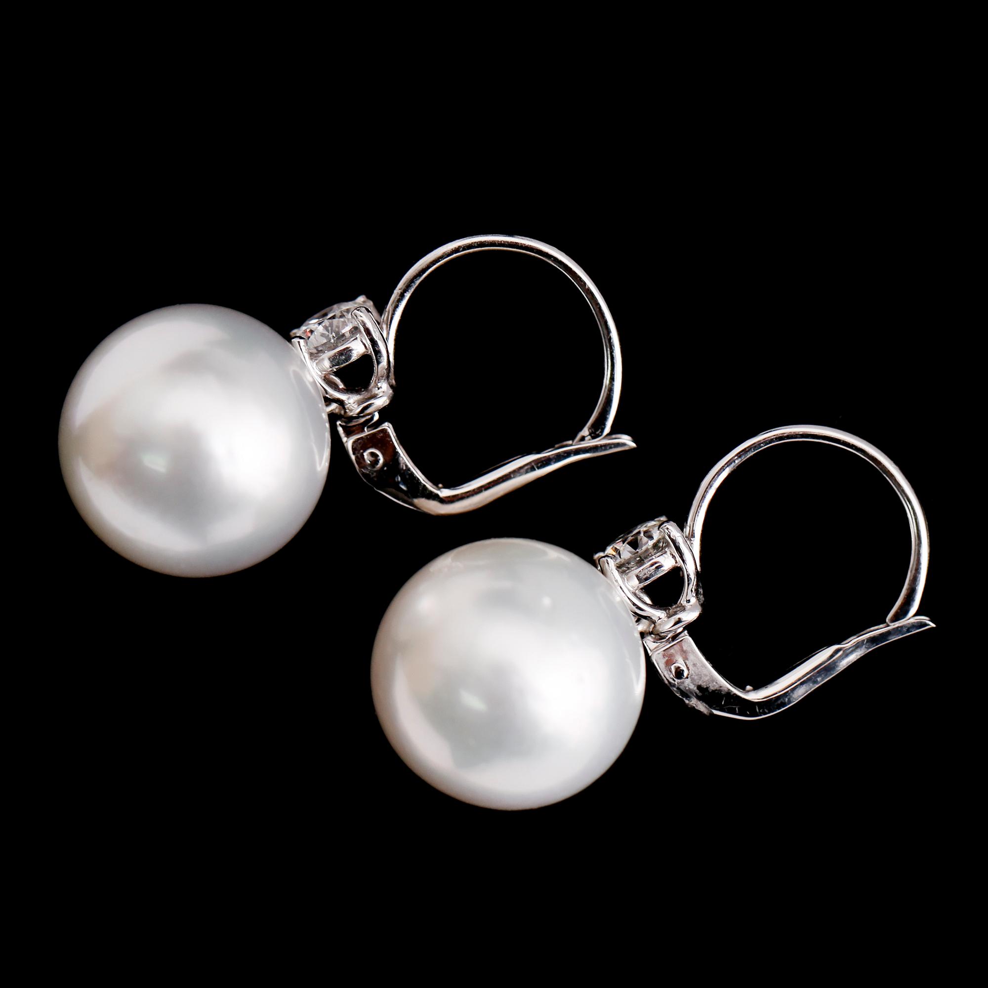 ÖRHÄNGEN, 1 par, 18 k vitguld, vita southsea-pärlor och briljantslipade diamanter totalt 0.63 ct.