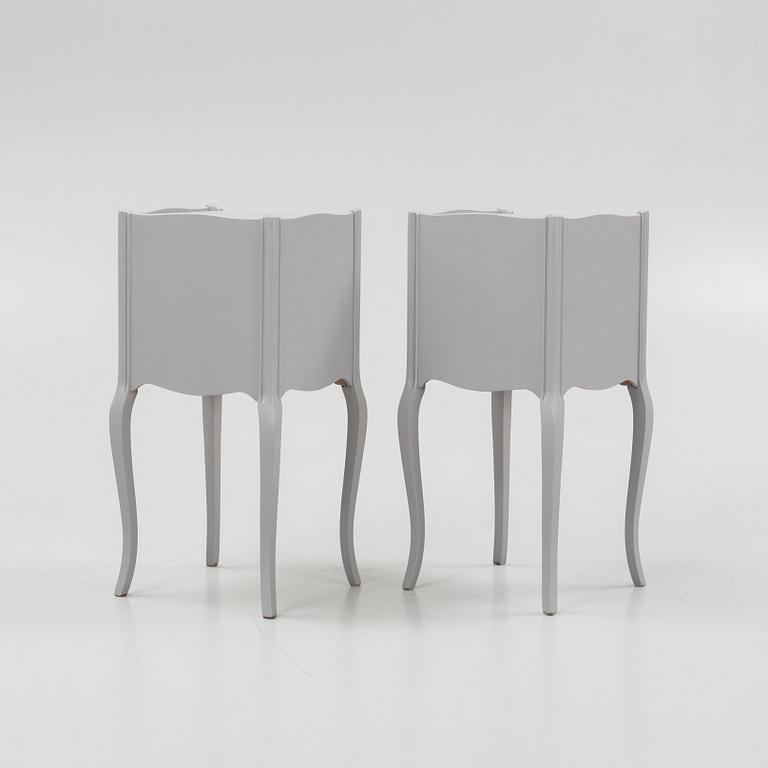 Sängbord, ett par, rokokostil, 1900-talets mitt.