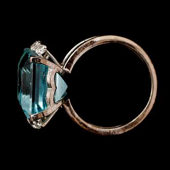 RING, 18 k vitguld, med akvamarin och briljanter.