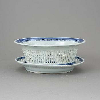GALLERSKÅL OCH FAT, porslin, Kina, 1900/2000-tal.