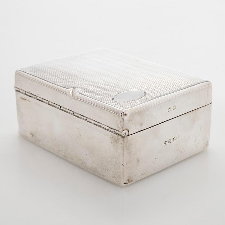 A sterling silver cigar box, William Neale & Son Ltd, Birmingham 1925.