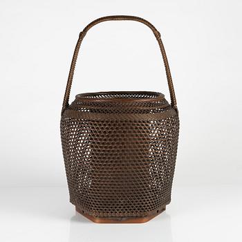 Ikebana basket, flätad. Japan, 1900-tal. Signerad.