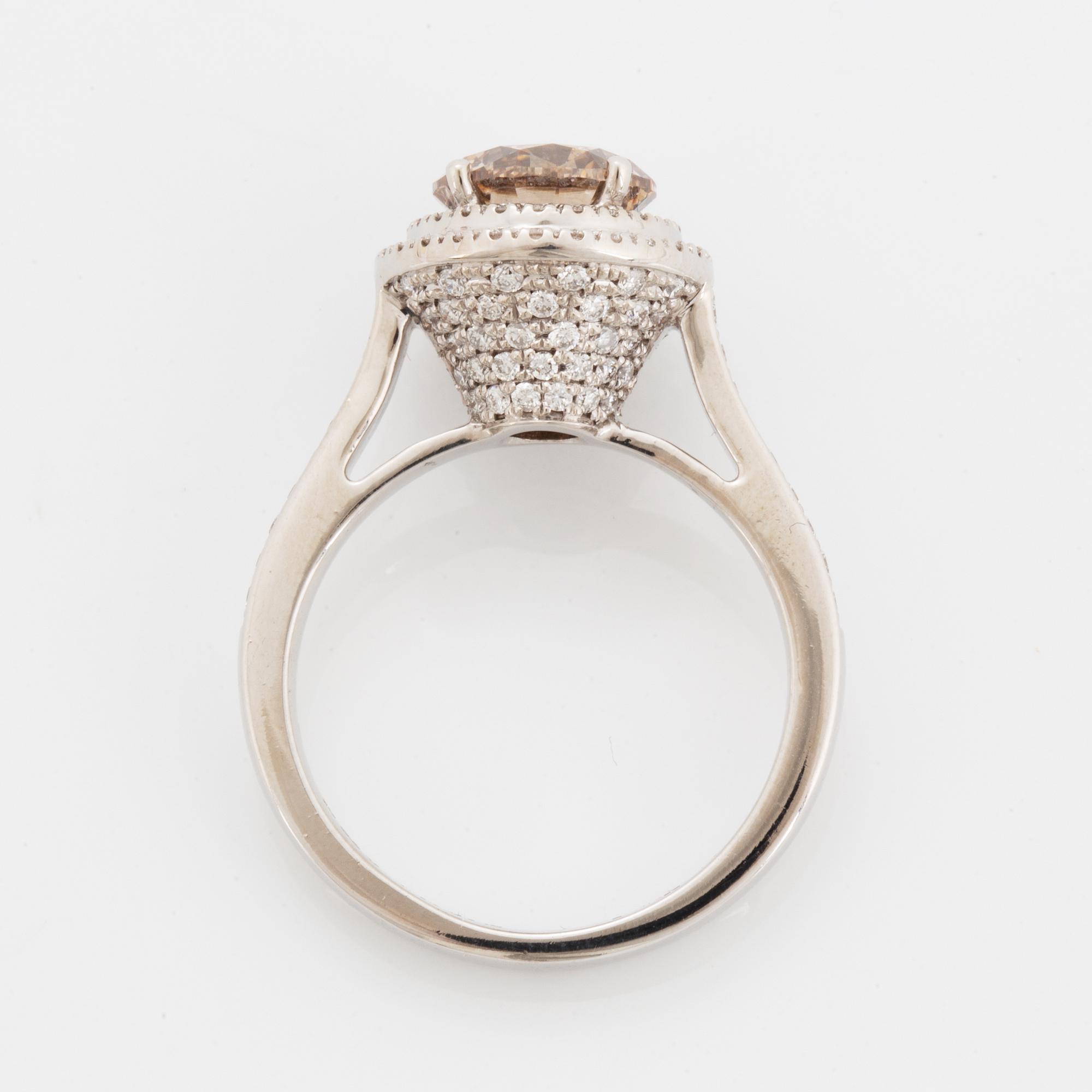 2,10 ct brilliant-cut natural fancy light-brown diamond ring, with IGI certificate.