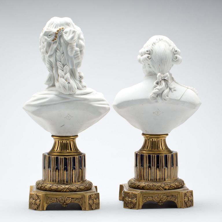 PORTRÄTTBYSTER, ett par, biskvi och brons, Sevres-liknande märkning. 1800-talets slut.
