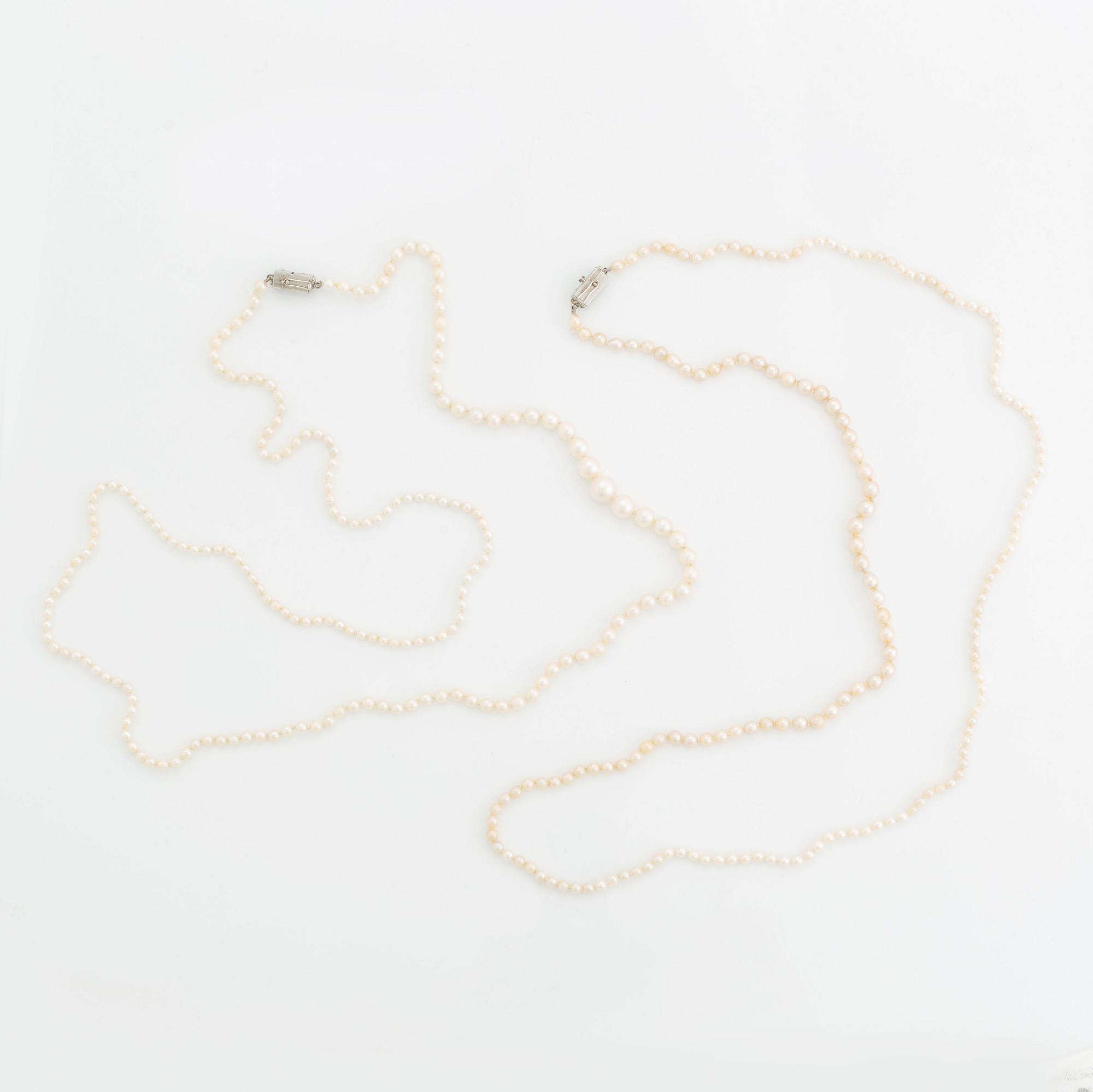 WA Bolin två collier odlade pärlor lås 18K vitguld med runda briljantslipade diamanter och rubiner.