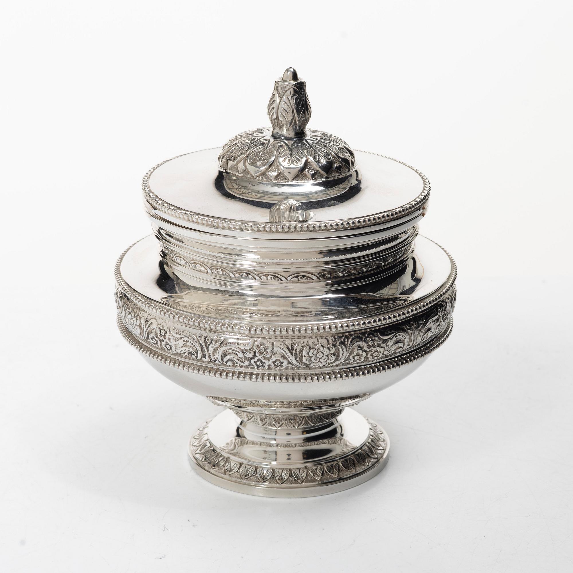 Bonbonjär, silver, empirestil, svensk importstämpel, 1900-tal.