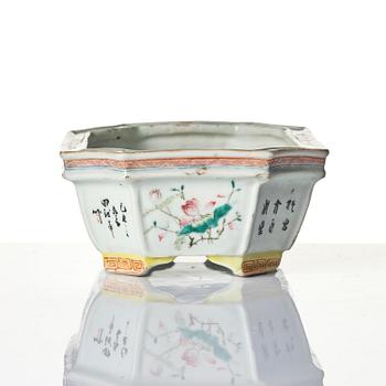 A famille rose flower pot, Qing dynasty, 19th century.