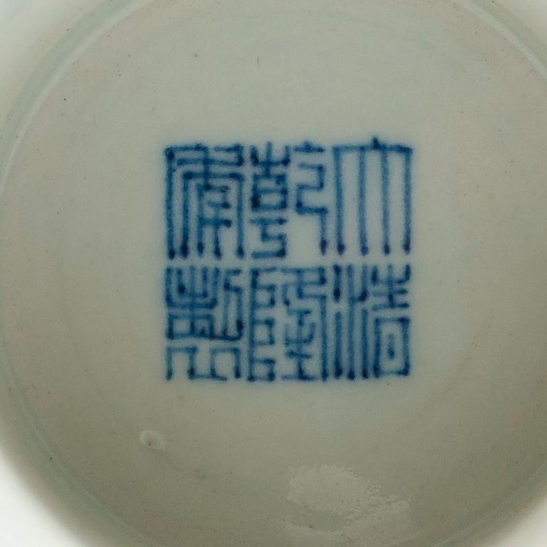 STEMCUP, porslin. 1900-tal, med Qianlong-märke.