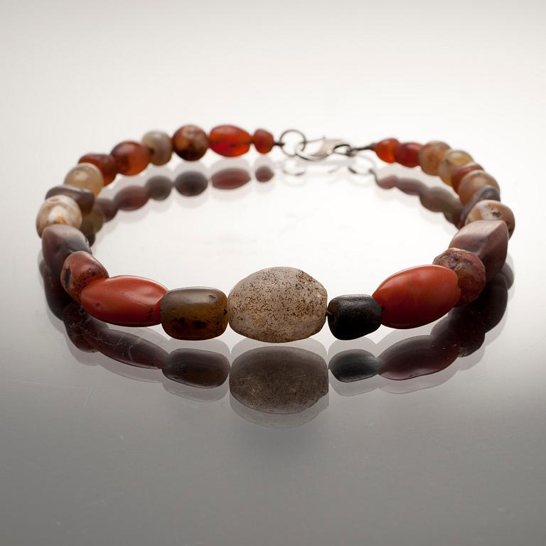 HALSSMYCKE, naturstenar samt glas, silverlås, 1900-tal.