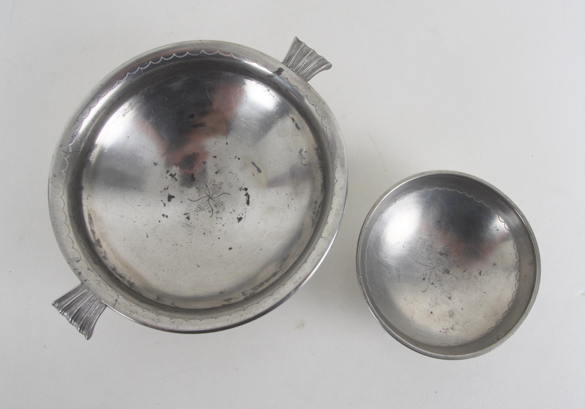 SKÅLAR, 2 st. Tenn, Firma Svenskt Tenn. 1944.