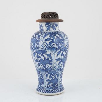 A blue and white vase, Qing dynasty, Kangxi (1662-1722).