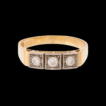 An 18K white and red gold ring set with round brilliant-cut diamonds.