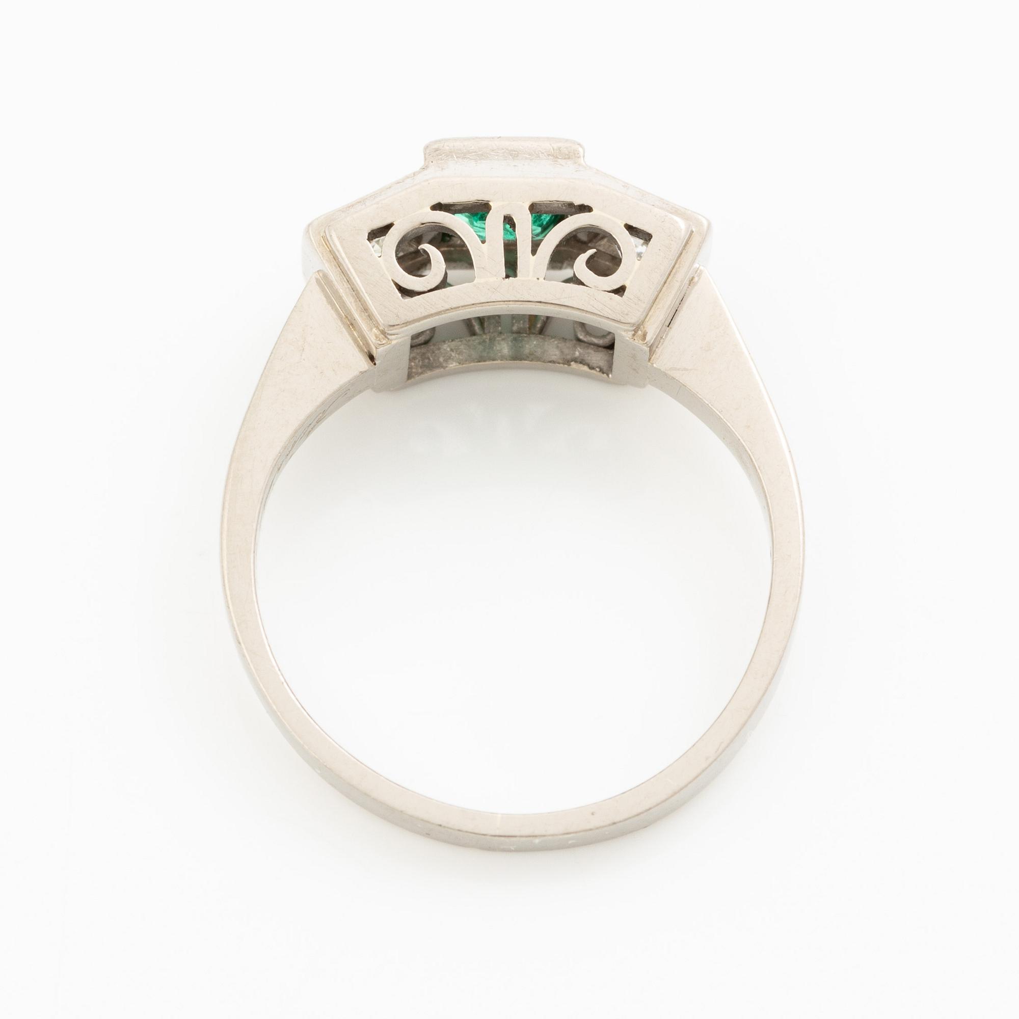 Ring, 18K vitguld med smaragd och två briljantslipade diamanter.