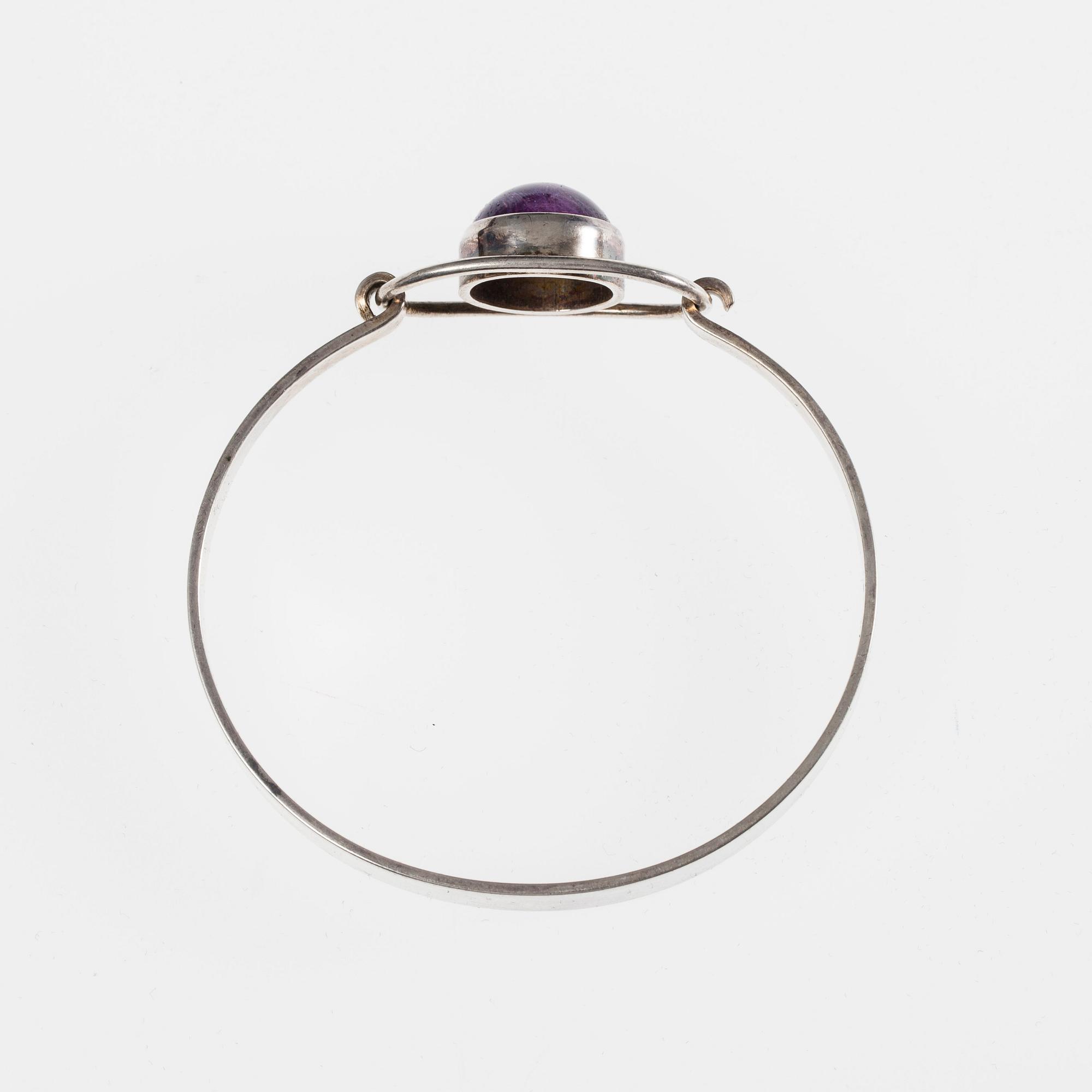 ARMRING, HÄNGEN 2 st, silver, månsten, ametist och emalj. E. Granit och A. Tillander.