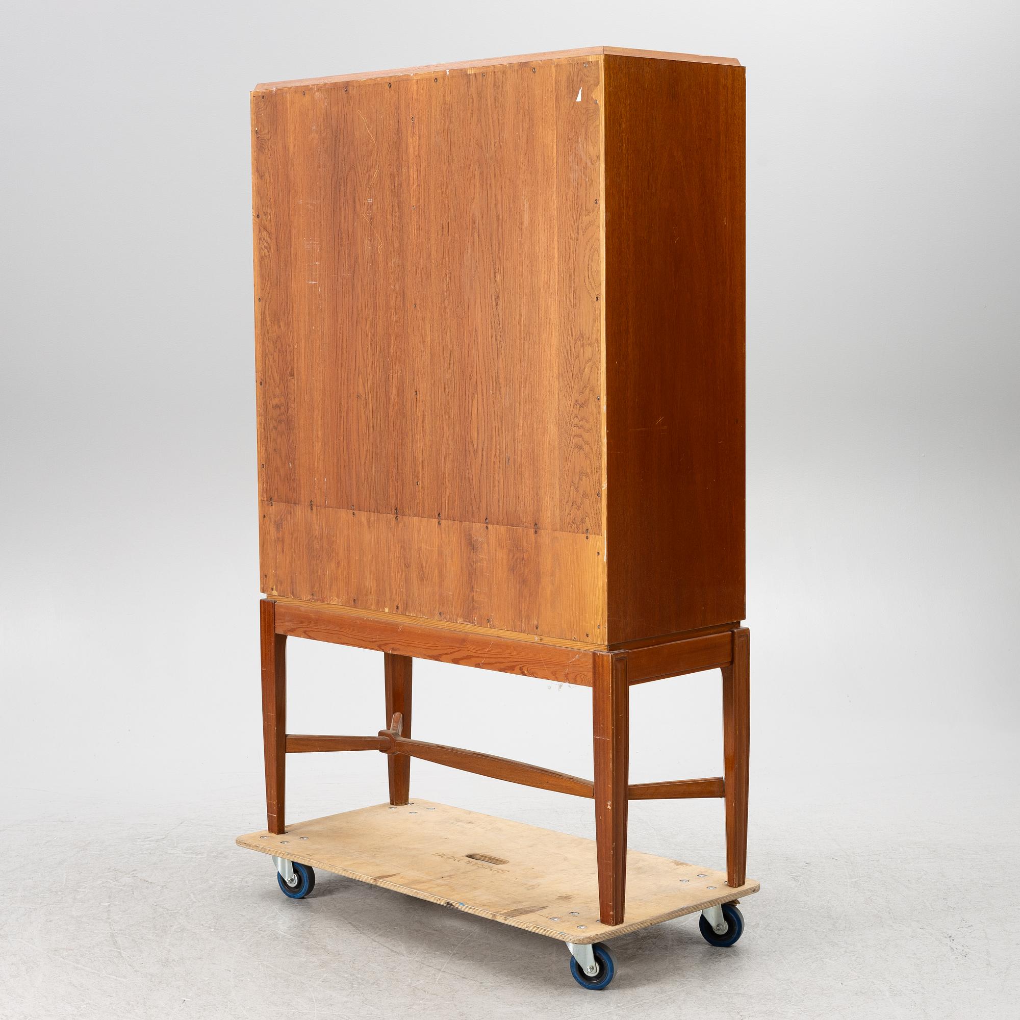 Skåp, Swedish Modern, sannolikt utfört av snickarmästare Hjalmar Jackson eller Hjalmar Wikström, Stockholm, 1940-tal.