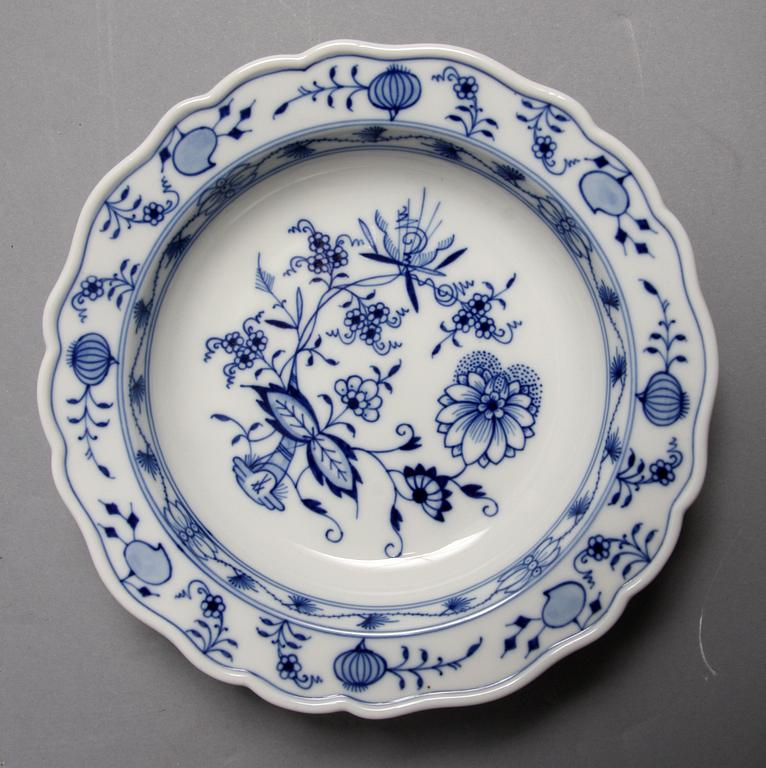 SERVISDELAR,ca 60 delar. Meissen "Lökmönstret".