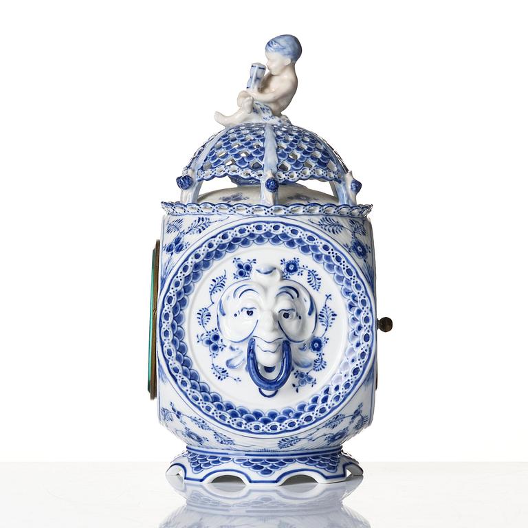 A Royal Copenhagen 'Musselmalet' / 'blue fluted full lace' table clock, Denmark, 1893-1900.