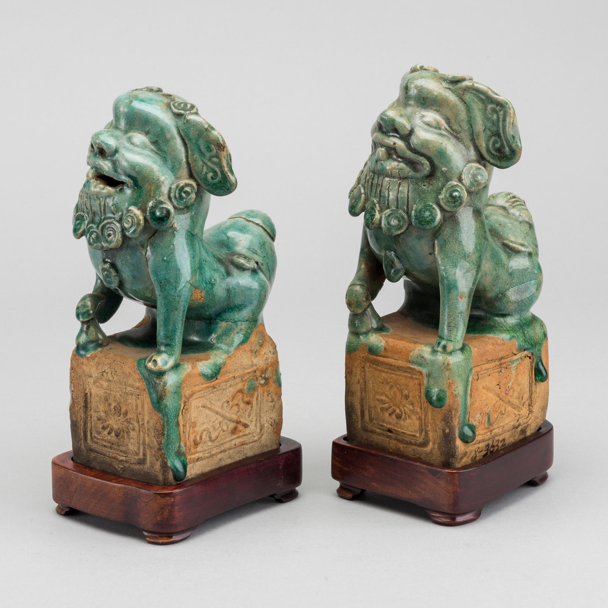 A pair of Chinese glazed earthenware figurines, 20th century.