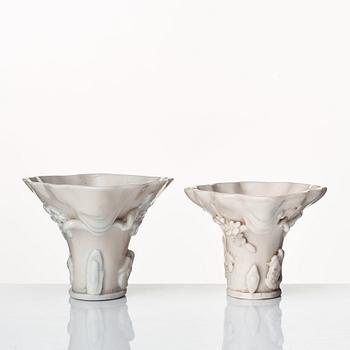 Vinofferbägare, två stycken, blanc de chine. Qingdynastin, Kangxi (1662-1722).