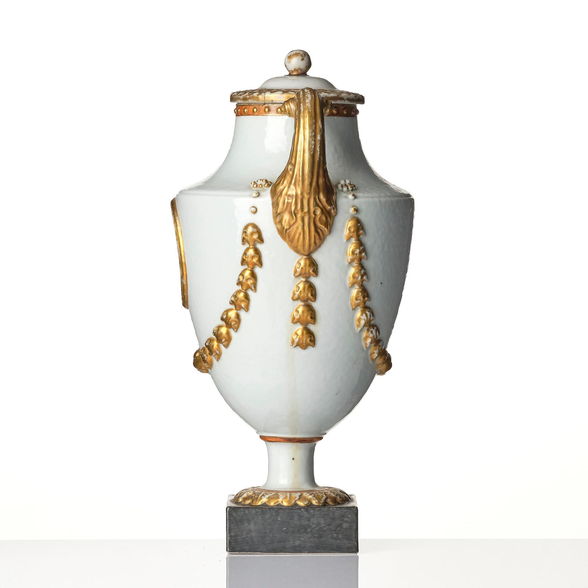 A Chinese Export jar with cover, Qing dynasty, 1790's.