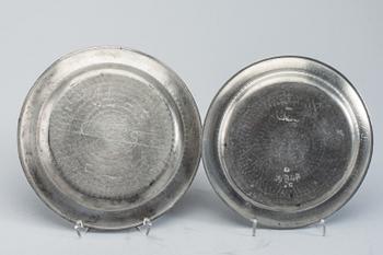 TALLRIKAR, 2 st, tenn. Anders Samuel Wetterqvist(1766-1793) o Johan Erik Schult(1775-1820) Stockholm.