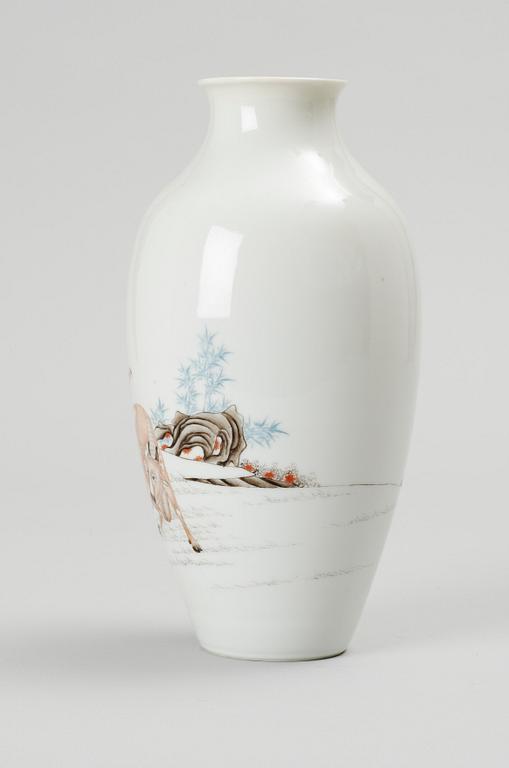 VAS, porslin. Kina. 1900-tal.