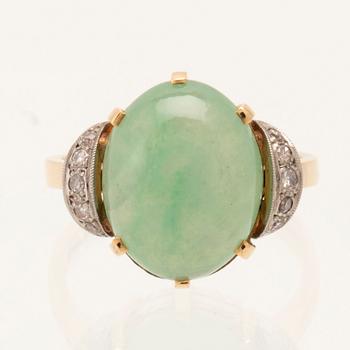 Börje Löfgren, ring 18K vitt och rött guld med ovalt cabochonslipad jadeite och enkelslipade diamanter Stockholm 1964.