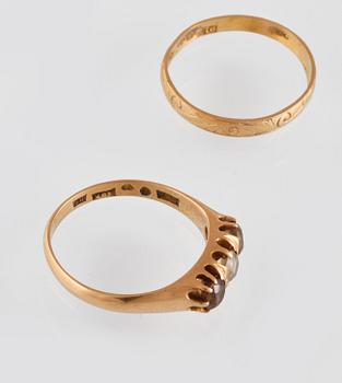 RINGAR, 2 st, 18 samt 20K guld med 3 fasettslipade stenar, svenska stämplar. Vikt 5,6 gram.