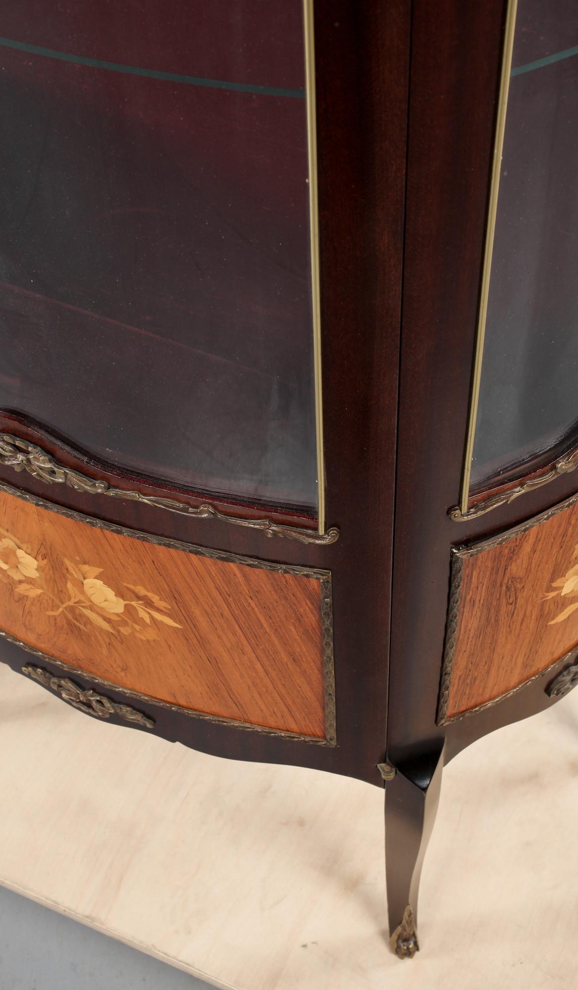 VITRINSKÅP, omkring 1900-talets mitt.