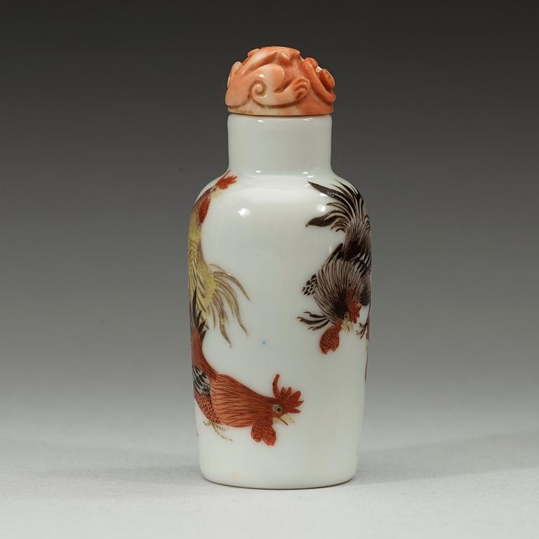 A porcelain snuff bottle, Qing dynasty, Guangxu six-character red mark and of the period (1875-1908).