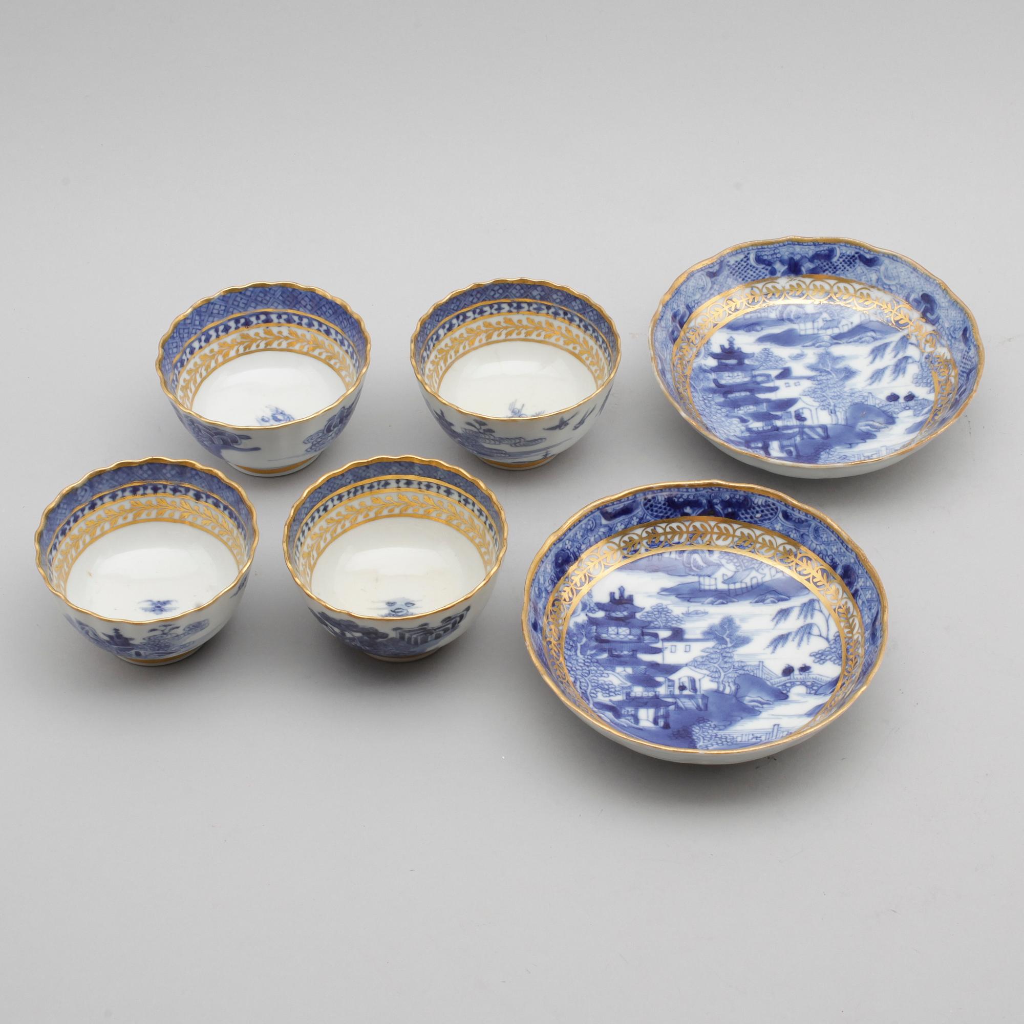 TESKÅLAR, 4 st, SAMT FAT, 2 st, snarlika, porslin, Kina, 1700-tal.